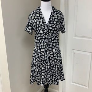 H&M Adorable daisy short sleeve flirty dress. Size M. Excellent condition